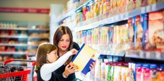 Mamma e figlia fanno la spesa in un supermercato