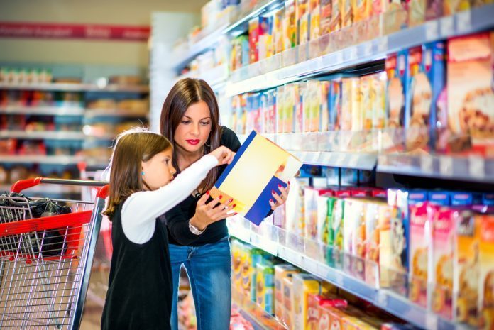 Mamma e figlia fanno la spesa in un supermercato