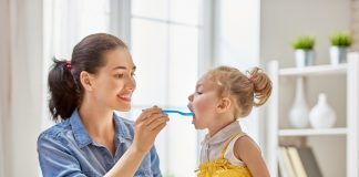 Mamma e figlia durante il momento della pappa.