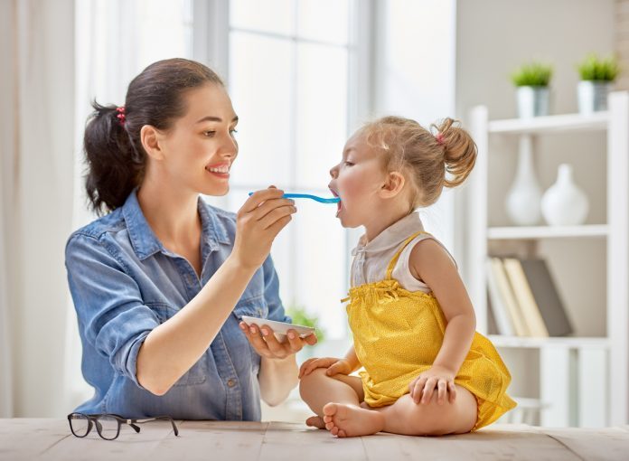 Mamma e figlia durante il momento della pappa.