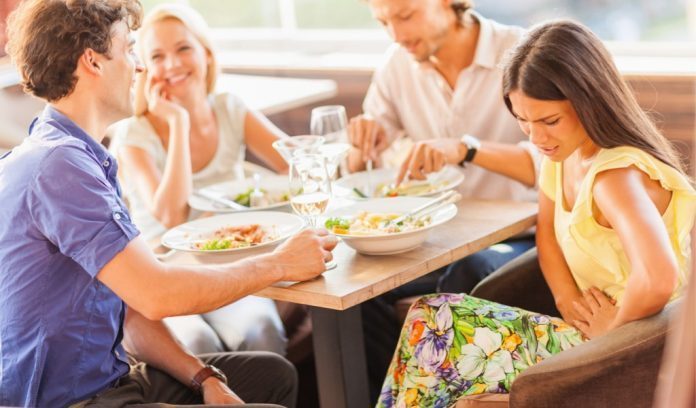 Donna a pranzo con dolore epigastrico