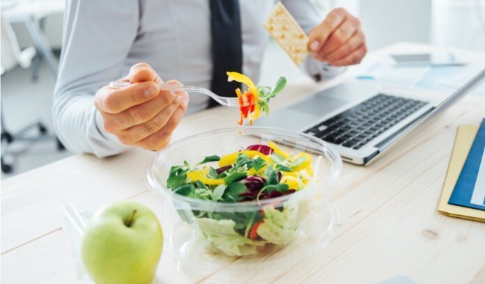 impiegato camputer pranzo insalata