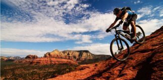 sportivo corre mountain bike montagne