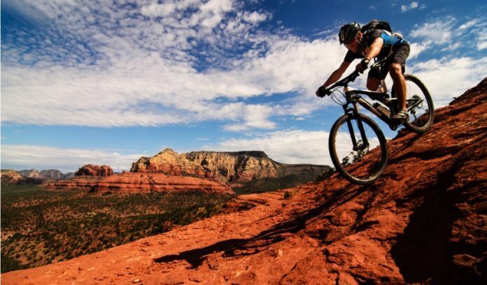 sportivo corre mountain bike montagne
