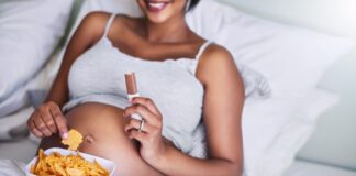 donna incinta mangia snack
