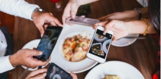 gruppo amici telefoni foto piatti cibo