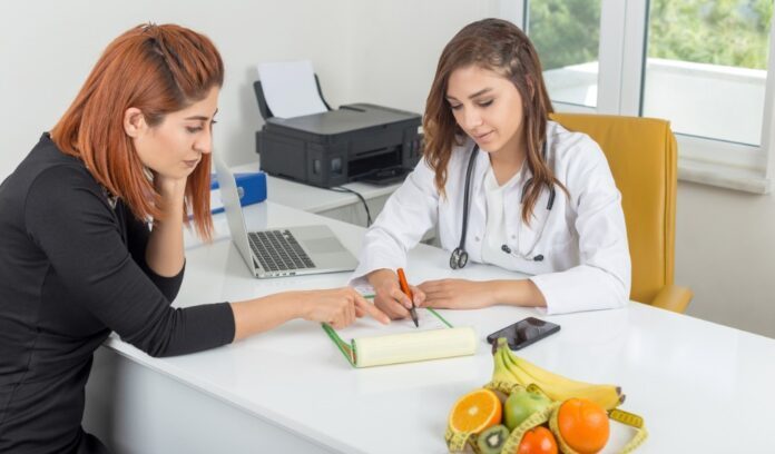 nutrizionista mostra piano dieta