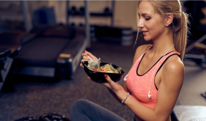 ragazza palestra mangia