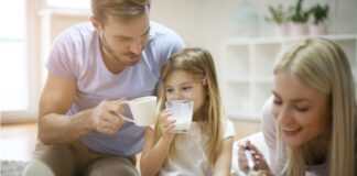 uomo bambina donna bicchiere di latte