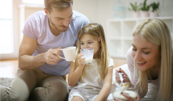 uomo bambina donna bicchiere di latte