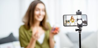 donna video cellulare influencer nutrizione