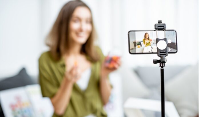 donna video cellulare influencer nutrizione