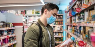 ragazzo con mascherina supermercato scaffali