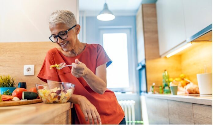 donna che mangia insalata