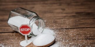 Barattolo di zucchero rovesciato con un segnale di STOP a indicare la limitazione dello zucchero