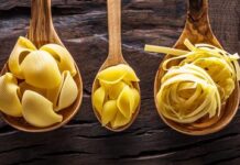 Pasta e nutrizione: sfatiamo i falsi miti ancora in circolazione Cucchiai di legno con dentro diversi tipi di pasta