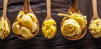 Pasta e nutrizione: sfatiamo i falsi miti ancora in circolazione Cucchiai di legno con dentro diversi tipi di pasta