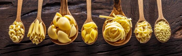 AdobeStock_224373023 Cucchiai di legno con dentro diversi tipi di pasta