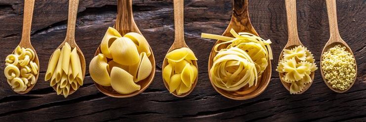 Pasta e nutrizione: sfatiamo i falsi miti ancora in circolazione Cucchiai di legno con dentro diversi tipi di pasta