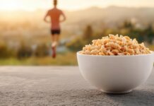 Piatto di pasta in primo piano e persona che corre in secondo piano