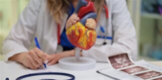 Nuove linee guida ACC/AHA 2026: strategie aggiornate per la gestione della dislipidemia Medico alla scrivania e scritta "Dislipidemia" con dei blocchi di legno sulla scrivania