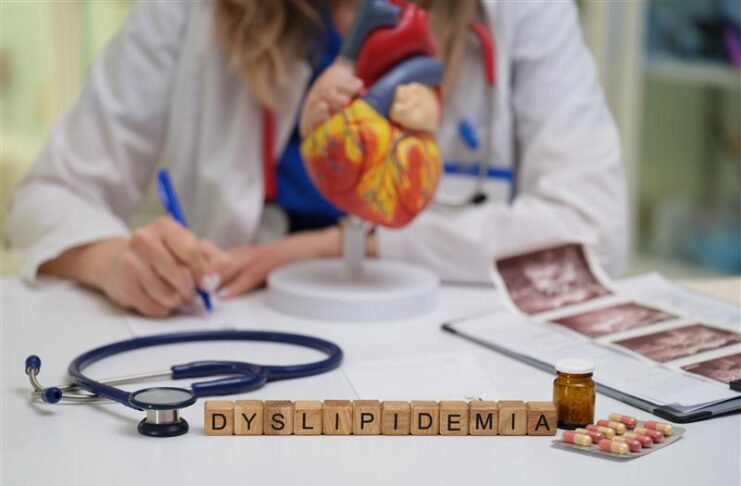 Nuove linee guida ACC/AHA 2026: strategie aggiornate per la gestione della dislipidemia Medico alla scrivania e scritta "Dislipidemia" con dei blocchi di legno sulla scrivania