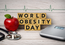 Scritta World obesity day con una mela e una bilancia