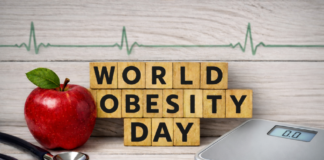 Giornata Mondiale contro l’obesità: dati, nuove terapie e sfide per la nutrizione clinica Scritta World obesity day con una mela e una bilancia