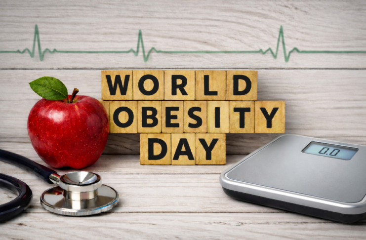 Giornata Mondiale contro l’obesità: dati, nuove terapie e sfide per la nutrizione clinica Scritta World obesity day con una mela e una bilancia
