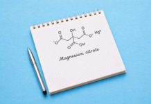 Molecola del magnesio citrato disegnata su un foglio di carta