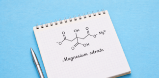 Molecola del magnesio citrato disegnata su un foglio di carta