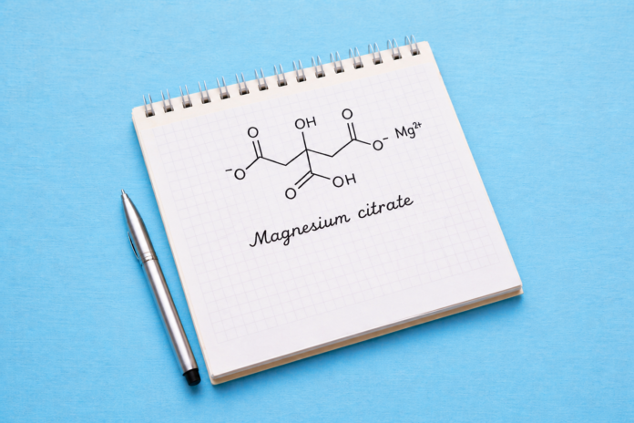 Molecola del magnesio citrato disegnata su un foglio di carta