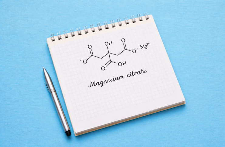 Molecola del magnesio citrato disegnata su un foglio di carta